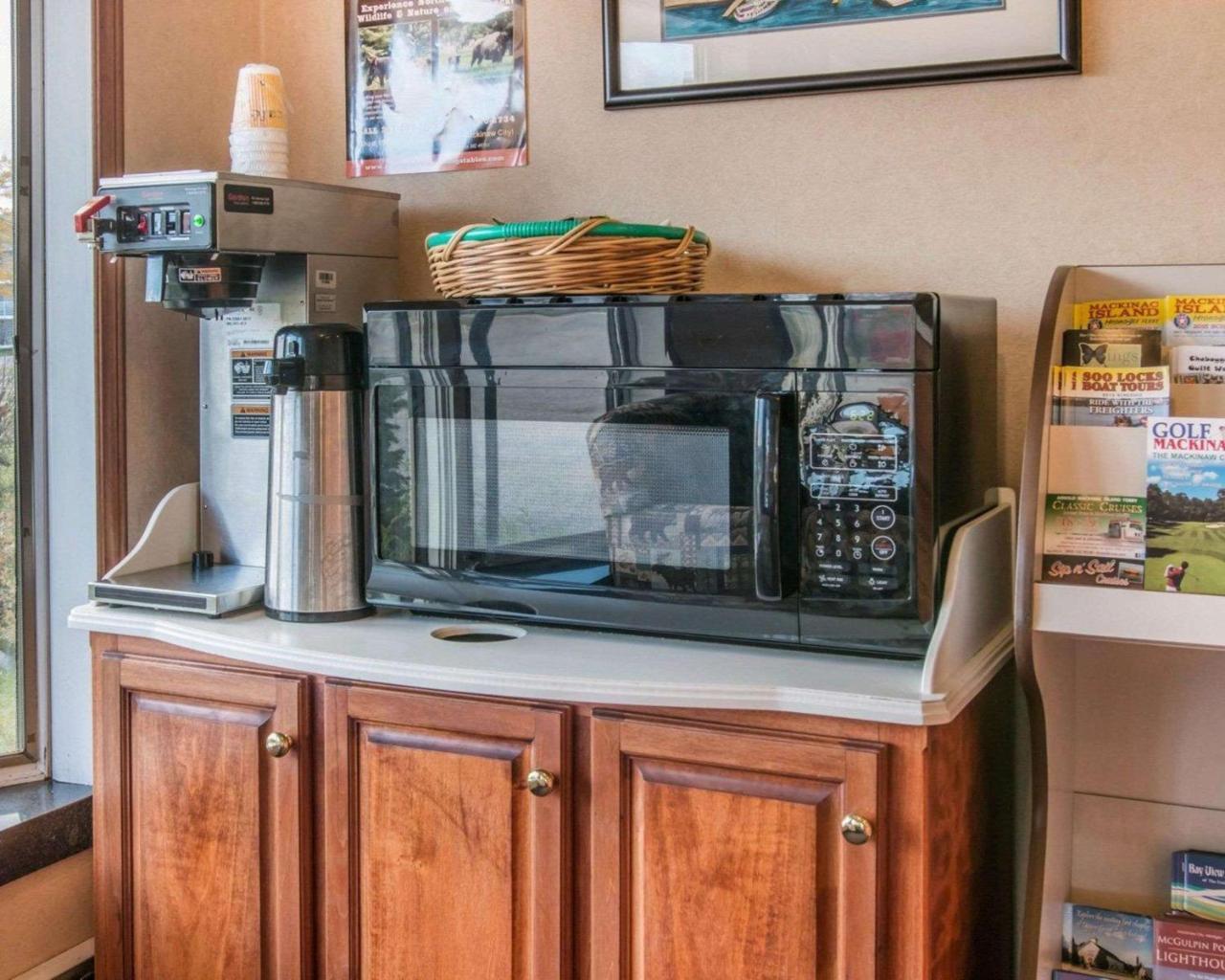 Econo Lodge Bayview 麦基诺城 外观 照片