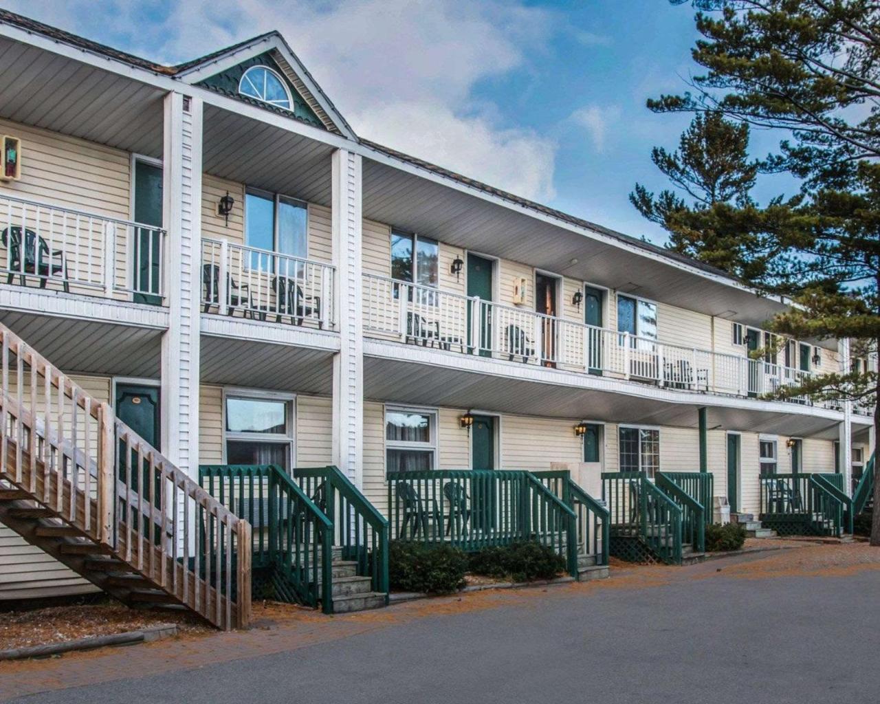 Econo Lodge Bayview 麦基诺城 外观 照片